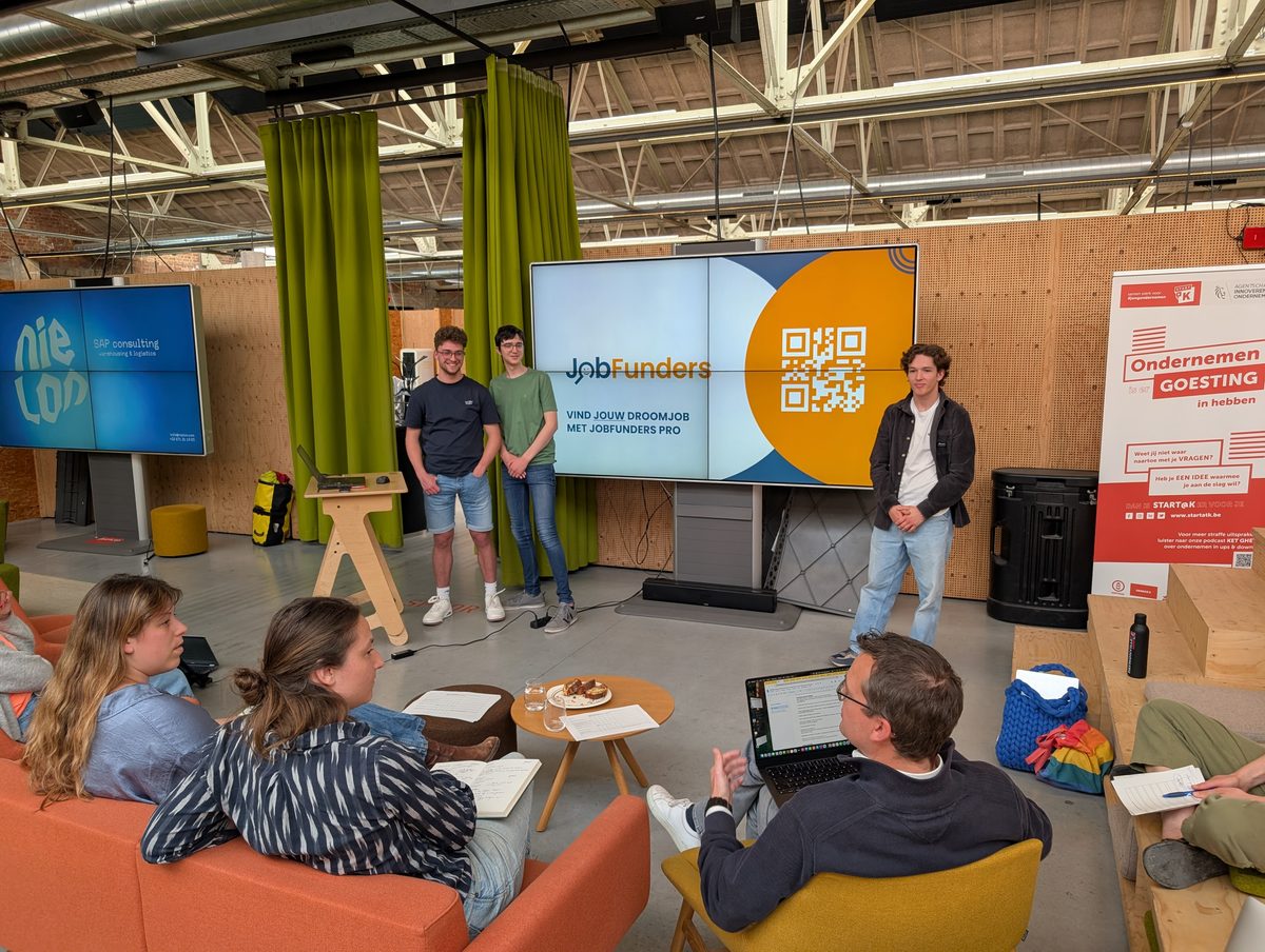 Studenten tijdens een co-creatiesessie