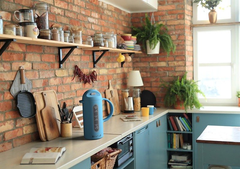 Keuken met een blauwe waterkoker als voorbeeld van een alledaags product